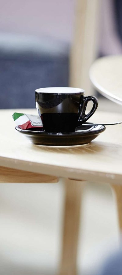 Auf diesem Bild ist eine Kaffeetasse zu sehen die auf einem Beistelltisch steht.
