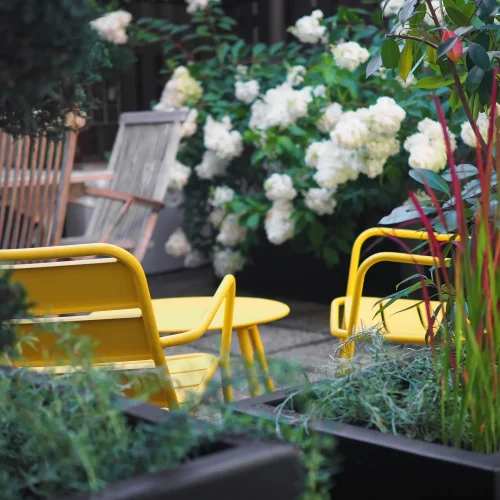 Gemütlicher Stuhl im Innenhof von Pension Pia zu sehen.