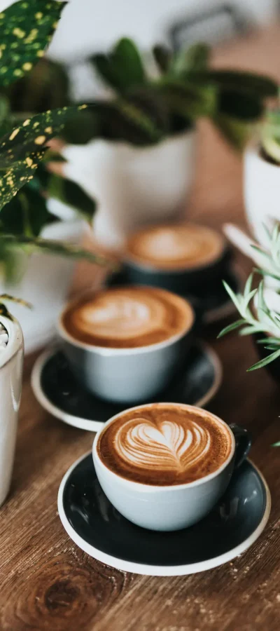 Der aromatischer Frühstückskaffee stehen auf einem Holztisch in der Pension Pia.